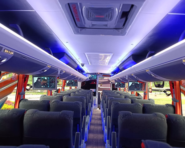 Pasillo con asientos nuevos y cómodos