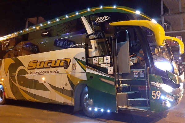Bus cooperativa sucua en la noche