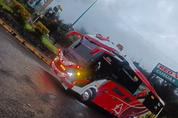 Vista lateral del bus cooperativa Orient Rut