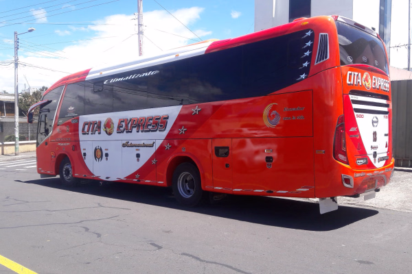 Vista lateral trasera del bus Cita Express Internacional
