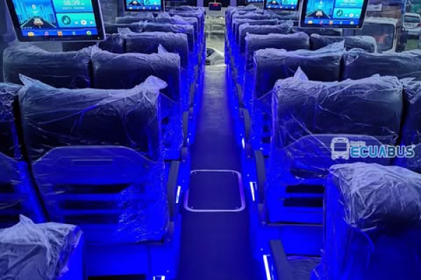 Vista del pasillo con iluminación