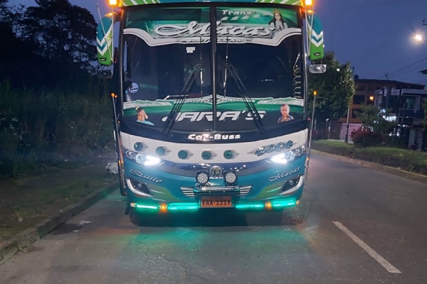 Vista frontal de bus con iluminación en la noche