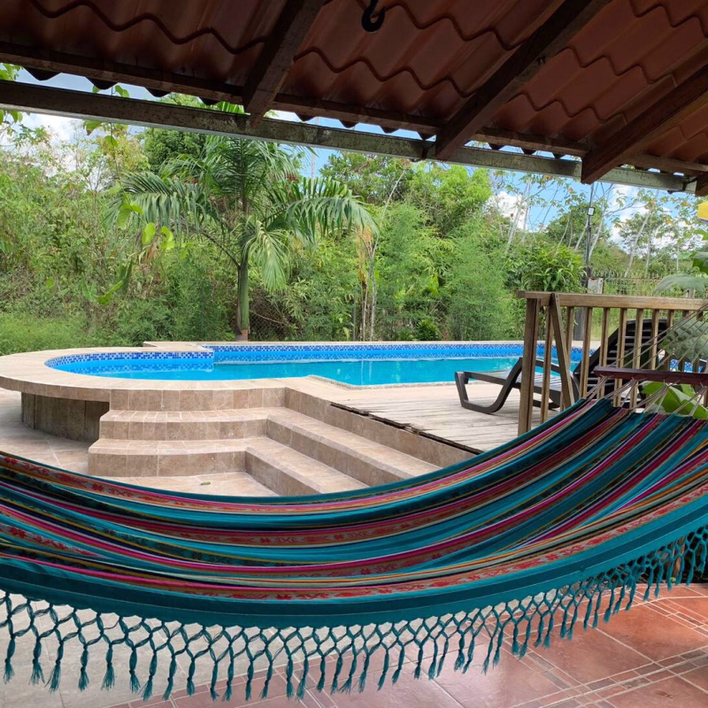 Amaca de descanzo junto a la piscina