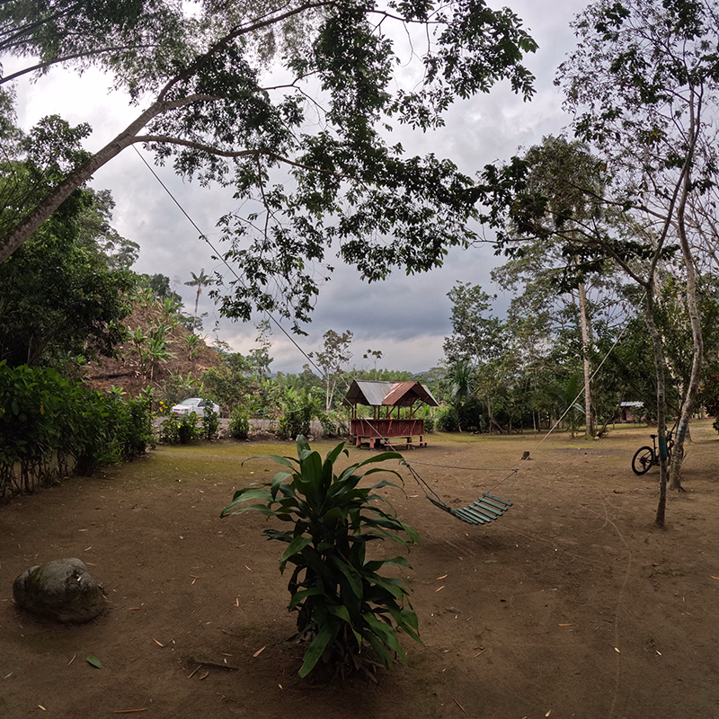 área de descanzo al aire libre en el balneario Panki - Morona Santiago