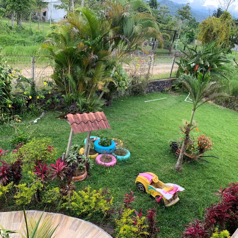 Área de juego para niños con áreas verdes