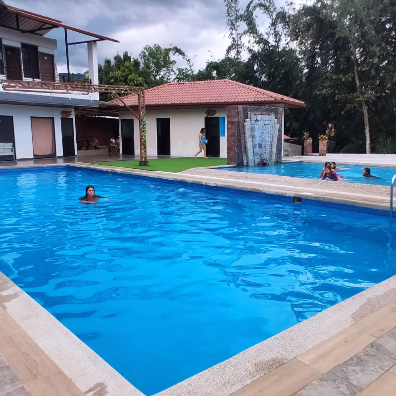 Área de piscinas en Wákan Espíritu Amazónico