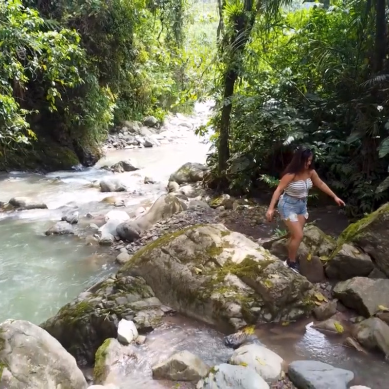 Camina en la ruta a las cascadas en sucua