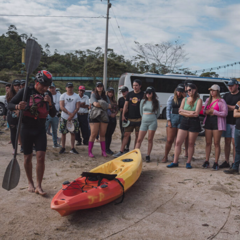 Explicación sobre el rafting en la Parroquia 10 de Agosto