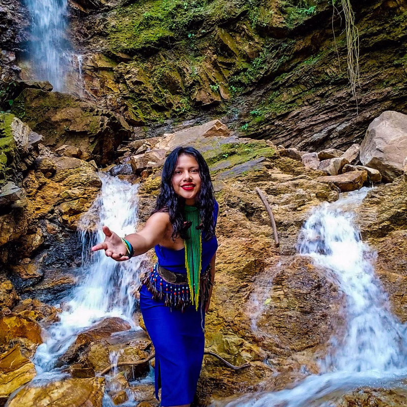 Mujer de la cultura shuar rumbo a la cascada