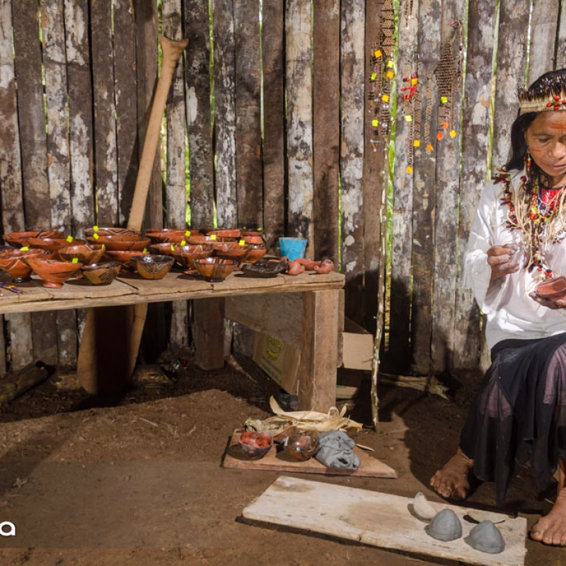 Mujer shuar con artesanías culturales