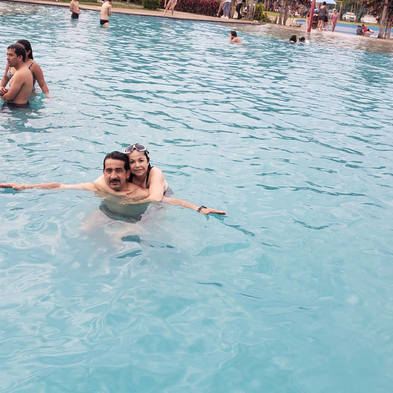 Pareja en la piscina de olas en el Parque Acuático Aventura Amazónica