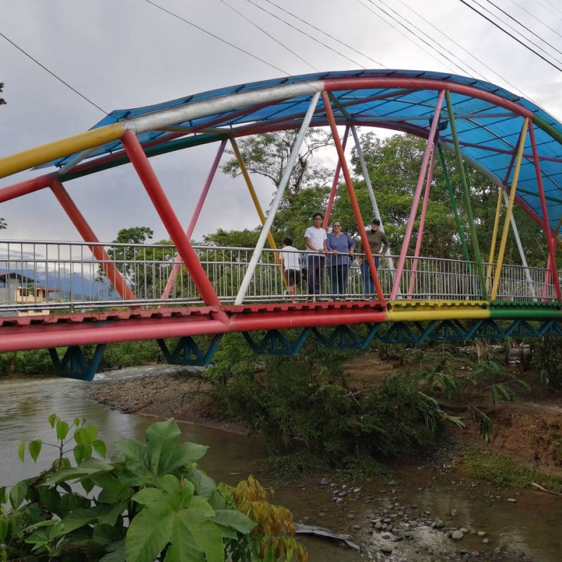 Puente colorido sobre el rio