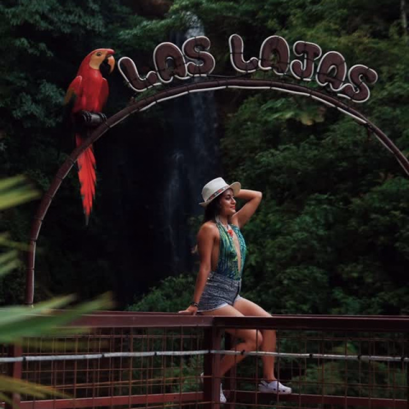 Turista desde el mirador las Lajas