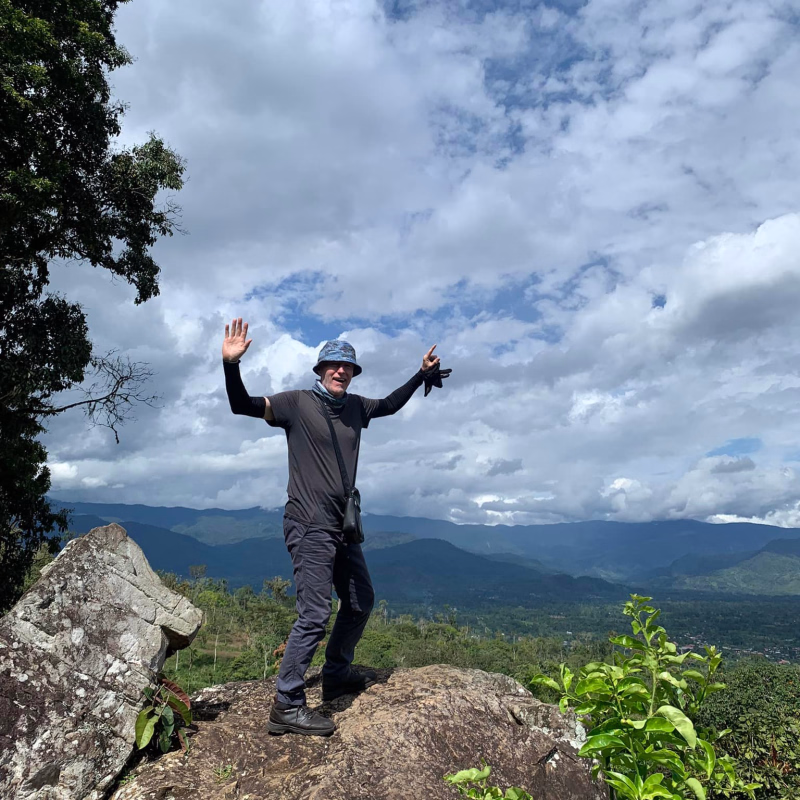 Turista disfrutando del mirador hacia Sucua