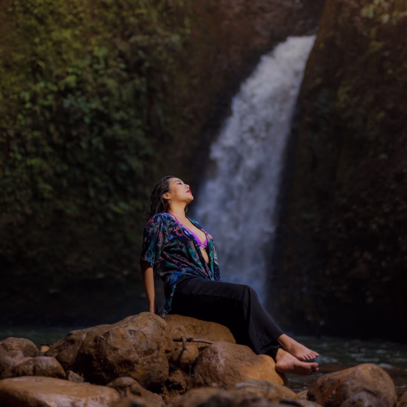 Turista mujer junto a la Cascada las Lajas