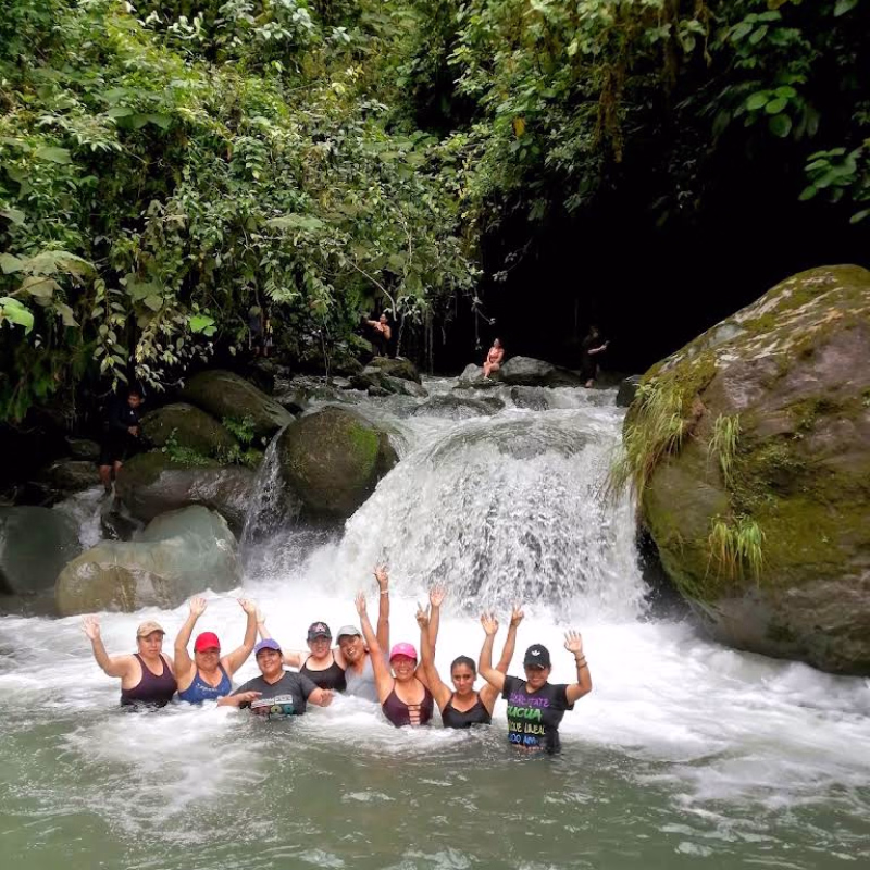 Turistas en las cascadas Tambache