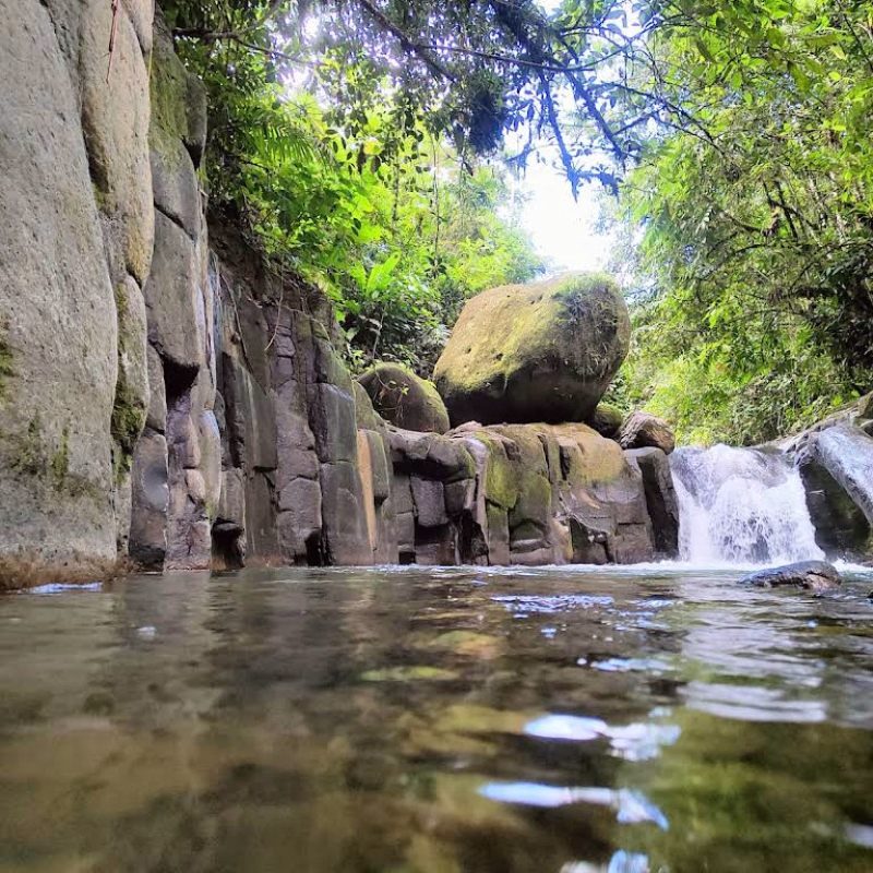 Vista de cascada las chontas desde el agua