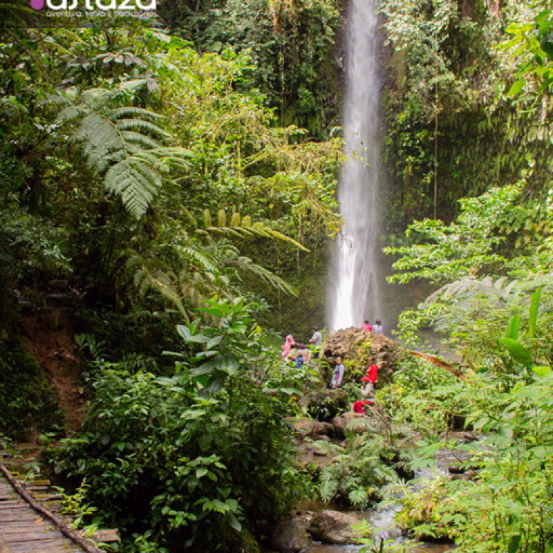 Vista de la cascada Hola vida desde lejos